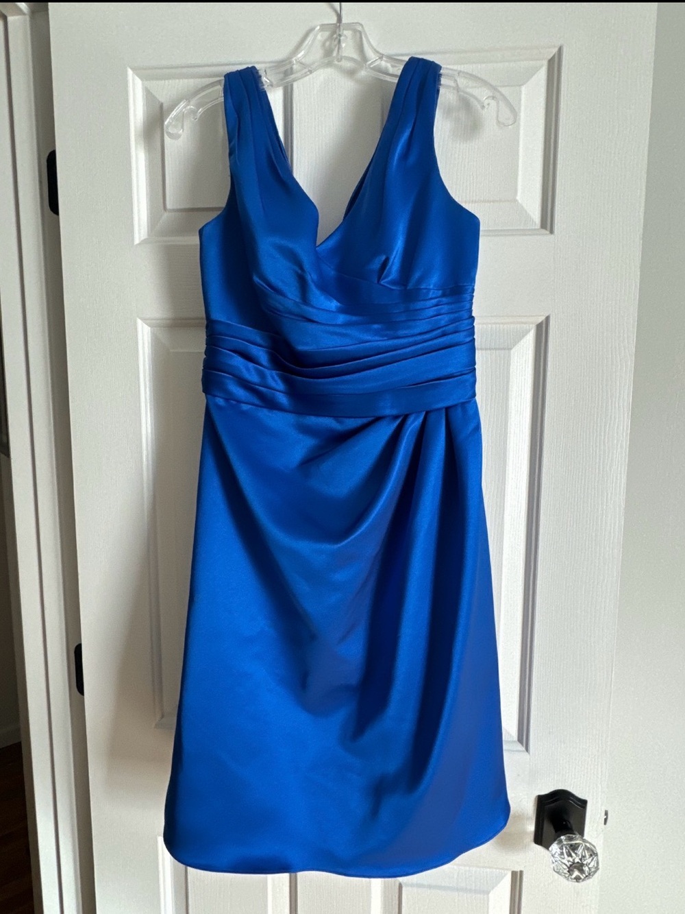 Elegant V-Neck Sleeveless Cocktail Dress in Royal Blue
